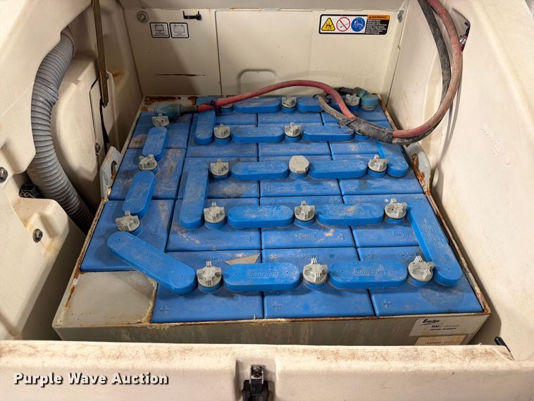 image for item MQ9183 Tennant 8300 sweeper