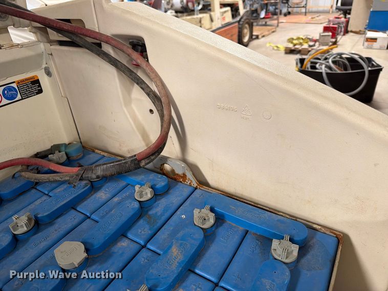 image for item MQ9183 Tennant 8300 sweeper