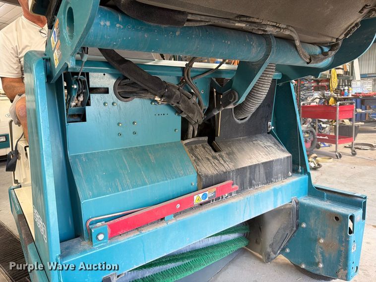 image for item MQ9184 1999 Tennant 6550 sweeper