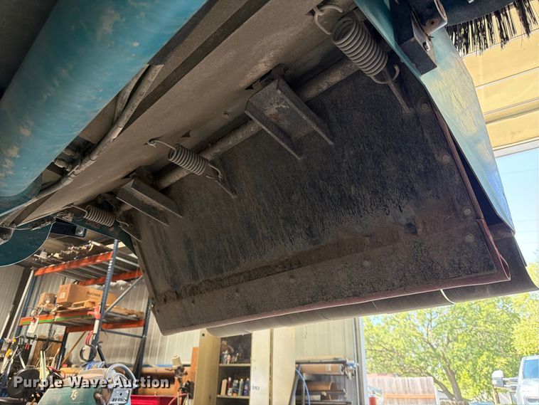 image for item MQ9184 1999 Tennant 6550 sweeper