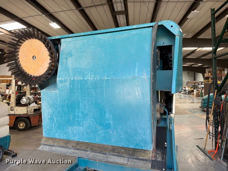 image for item MQ9184 1999 Tennant 6550 sweeper