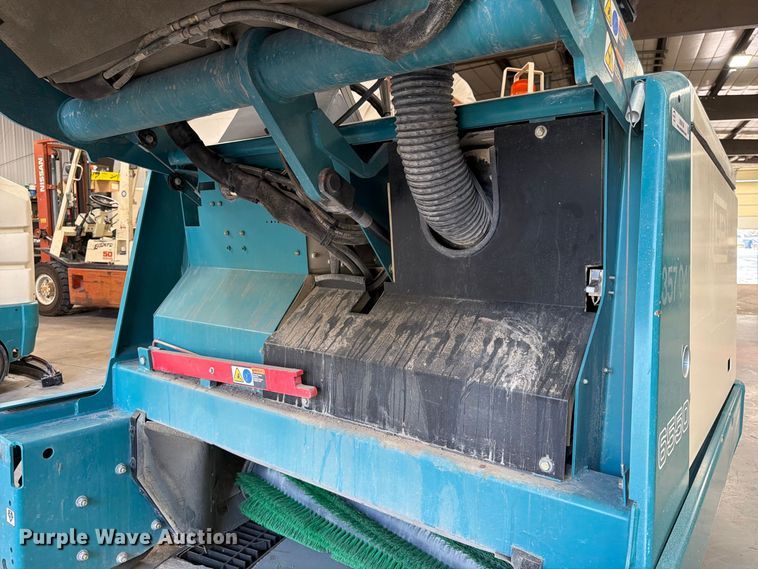 image for item MQ9184 1999 Tennant 6550 sweeper