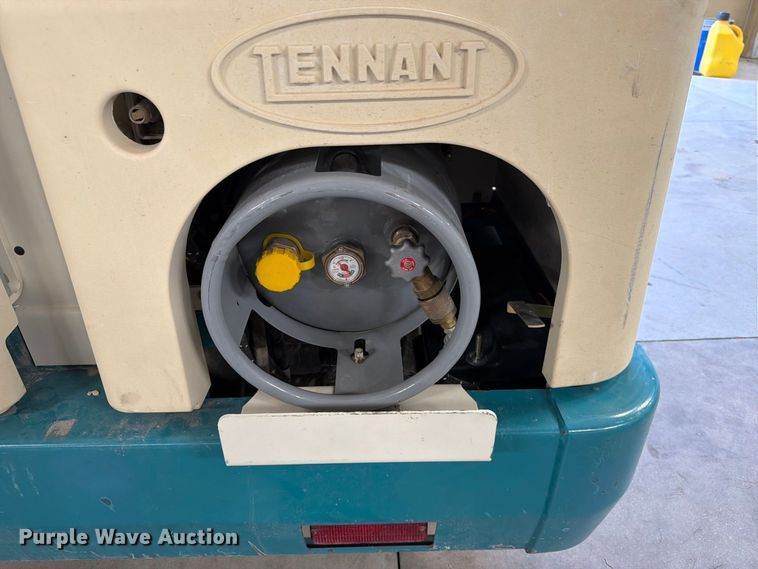 image for item MQ9184 1999 Tennant 6550 sweeper