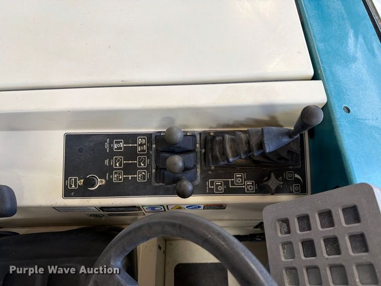 image for item MQ9184 1999 Tennant 6550 sweeper