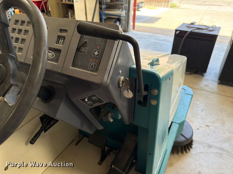 image for item MQ9184 1999 Tennant 6550 sweeper
