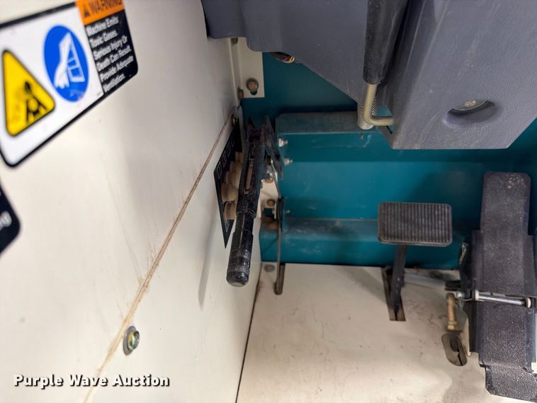 image for item MQ9184 1999 Tennant 6550 sweeper