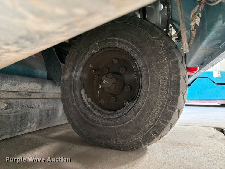 image for item MQ9184 1999 Tennant 6550 sweeper