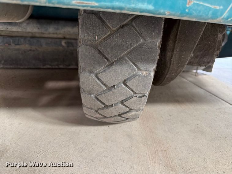 image for item MQ9184 1999 Tennant 6550 sweeper