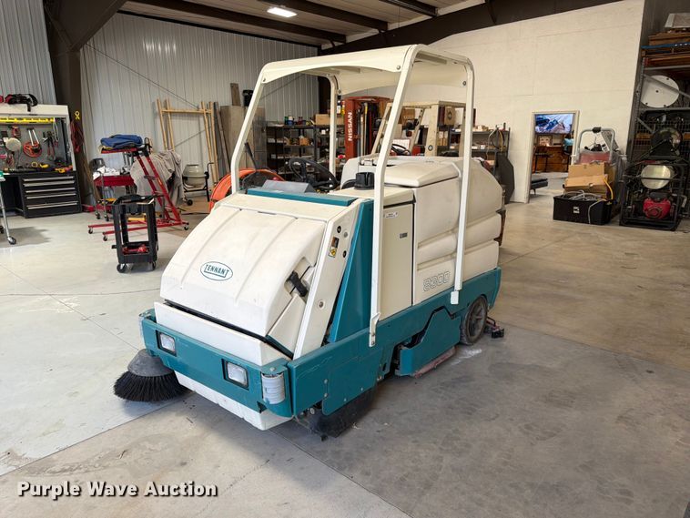 Tennant 8300 floor scrubber