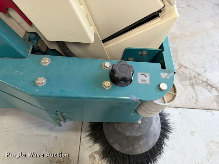 image for item MQ9185 Tennant 8300 floor scrubber