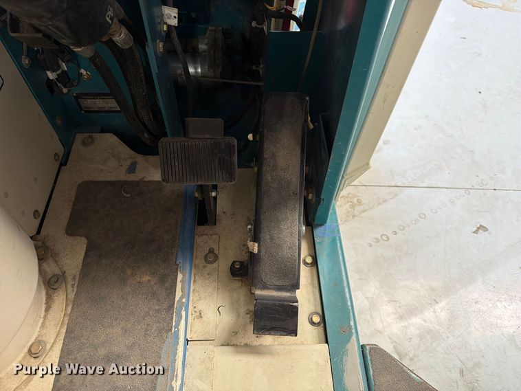 image for item MQ9185 Tennant 8300 floor scrubber