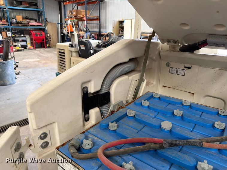 image for item MQ9185 Tennant 8300 floor scrubber
