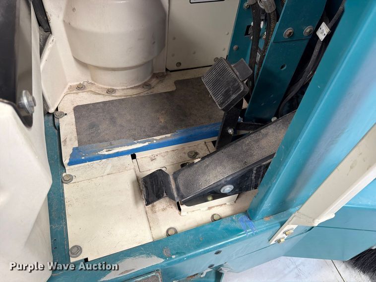 image for item MQ9185 Tennant 8300 floor scrubber