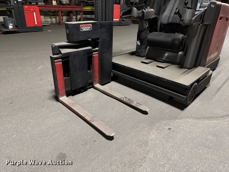 image for item NF9617 2005 Raymond SA-CSR30T swing carriage forklift
