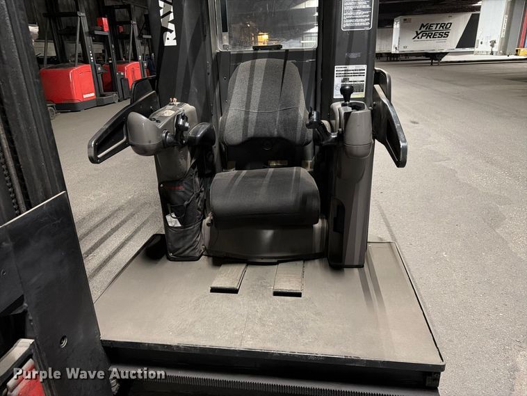 image for item NF9617 2005 Raymond SA-CSR30T swing carriage forklift