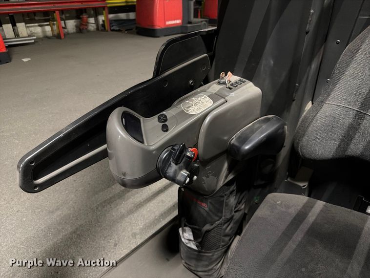 image for item NF9617 2005 Raymond SA-CSR30T swing carriage forklift