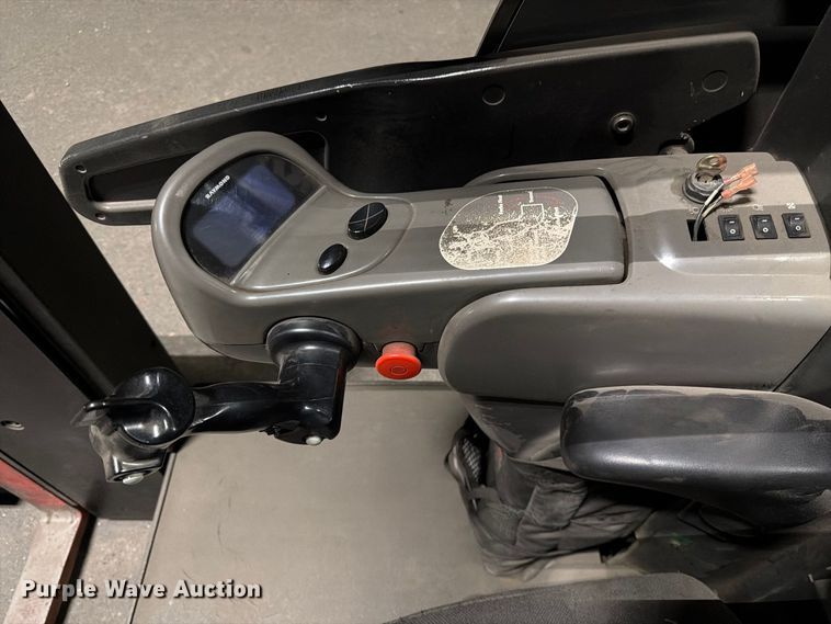 image for item NF9617 2005 Raymond SA-CSR30T swing carriage forklift
