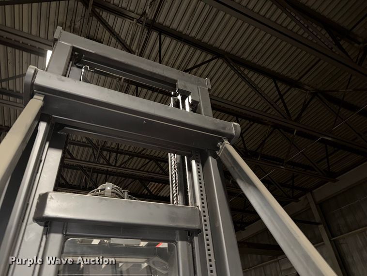 image for item NF9617 2005 Raymond SA-CSR30T swing carriage forklift