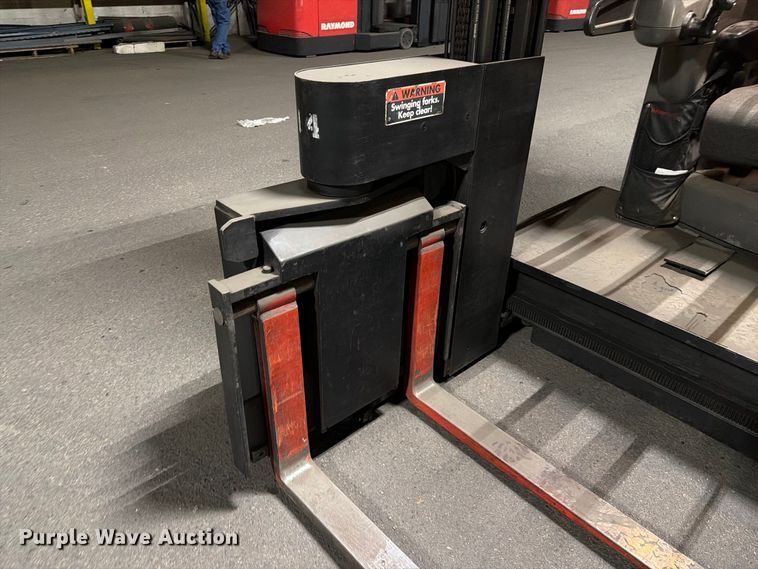 image for item NF9620 2004 Raymond SA-CSR30T swing carriage forklift