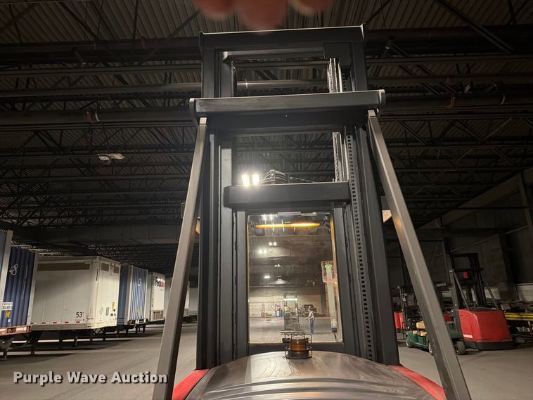 image for item NF9620 2004 Raymond SA-CSR30T swing carriage forklift