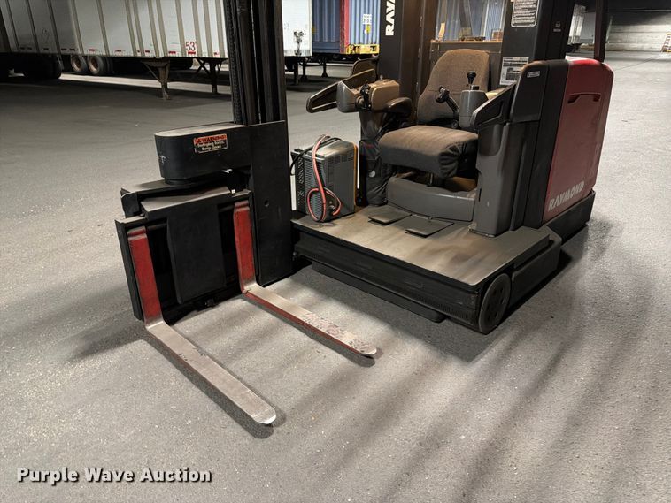 image for item NF9623 2005 Raymond SA-CSR30T swing carriage forklift