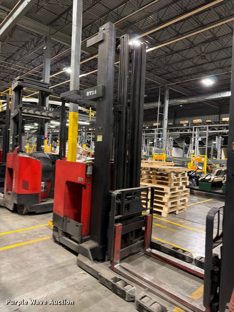 image for item NF9639 1997 Raymond EASI reach truck