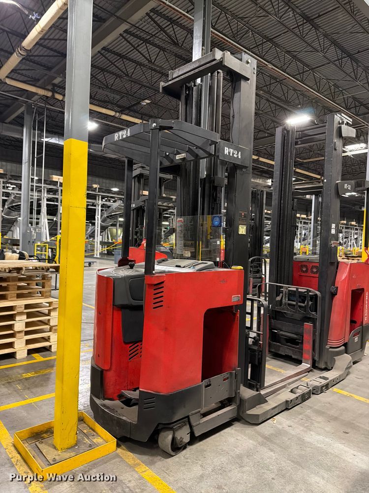 image for item NF9639 1997 Raymond EASI reach truck