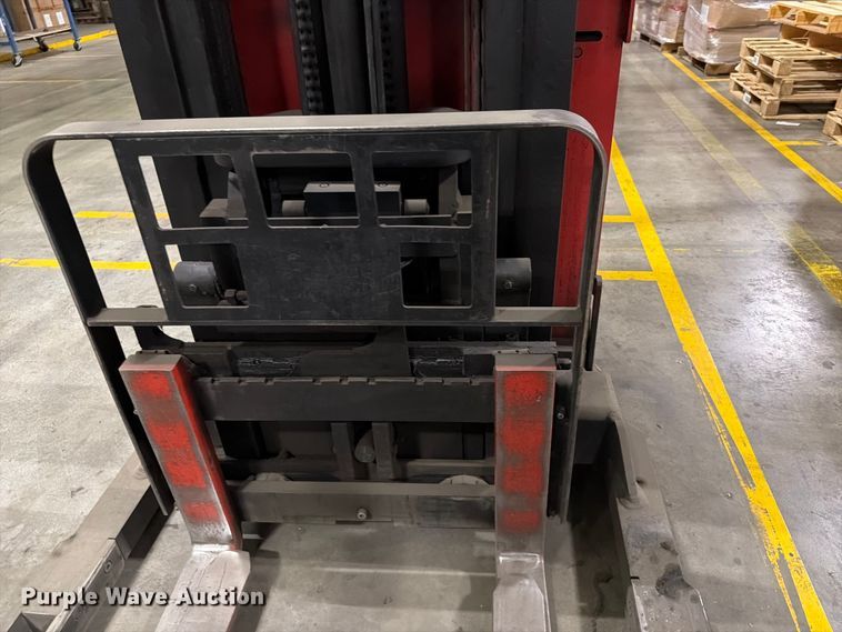 image for item NF9639 1997 Raymond EASI reach truck