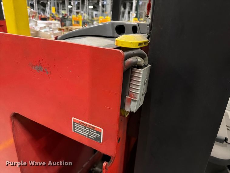 image for item NF9639 1997 Raymond EASI reach truck