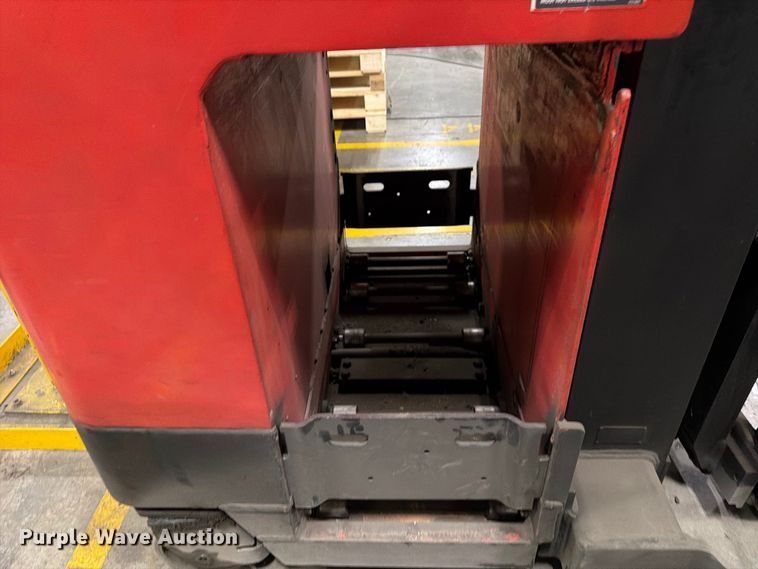 image for item NF9639 1997 Raymond EASI reach truck