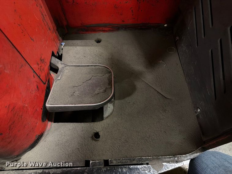 image for item NF9639 1997 Raymond EASI reach truck
