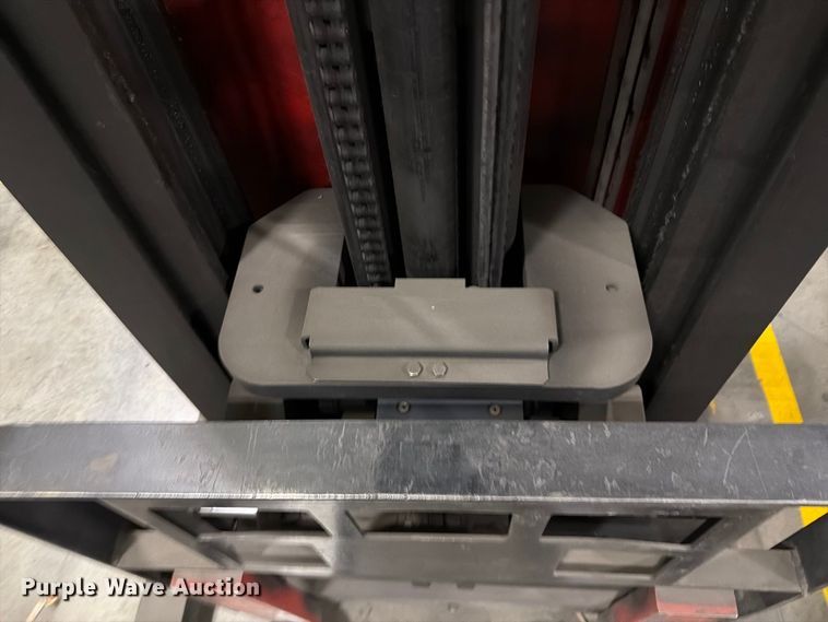 image for item NF9641 1997 Raymond EAS1 reach truck