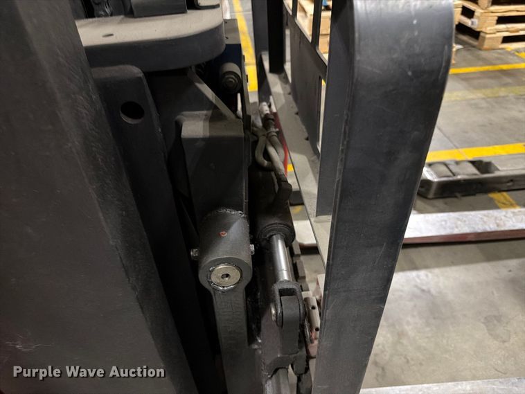 image for item NF9641 1997 Raymond EAS1 reach truck