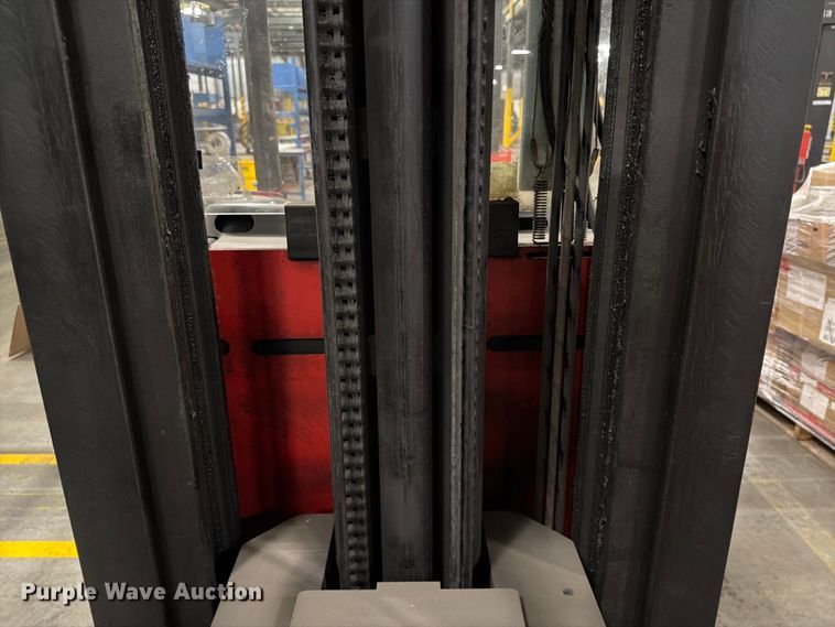 image for item NF9641 1997 Raymond EAS1 reach truck