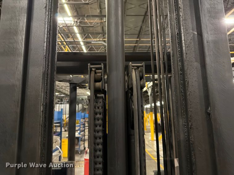 image for item NF9641 1997 Raymond EAS1 reach truck