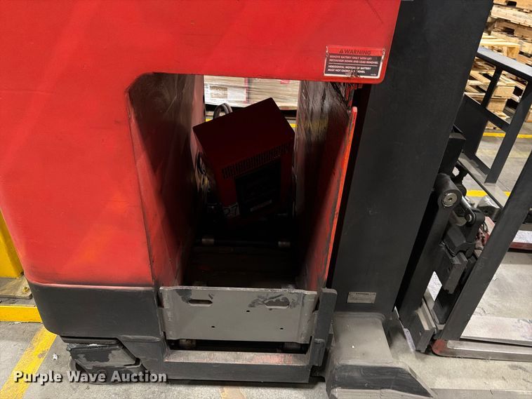image for item NF9641 1997 Raymond EAS1 reach truck