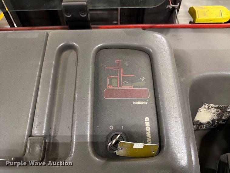 image for item NF9641 1997 Raymond EAS1 reach truck