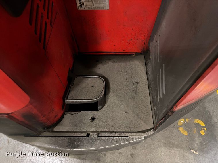image for item NF9642 1997 Raymond EAS1 reach truck