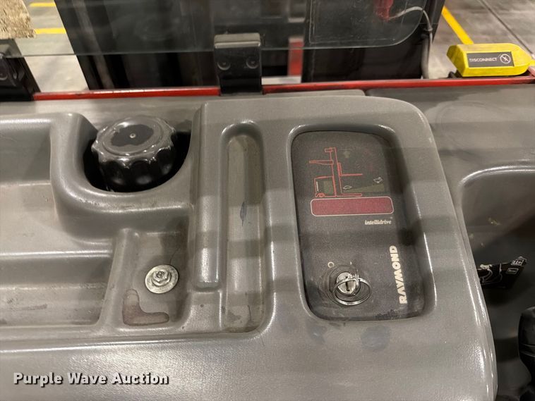 image for item NF9642 1997 Raymond EAS1 reach truck