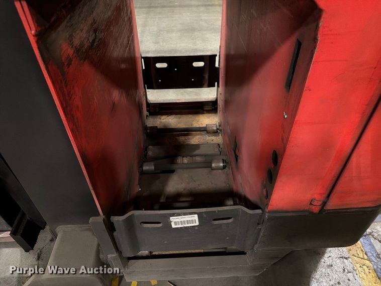 image for item NF9643 1997 Raymond EAS1 reach truck