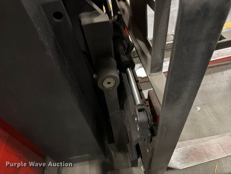 image for item NF9643 1997 Raymond EAS1 reach truck