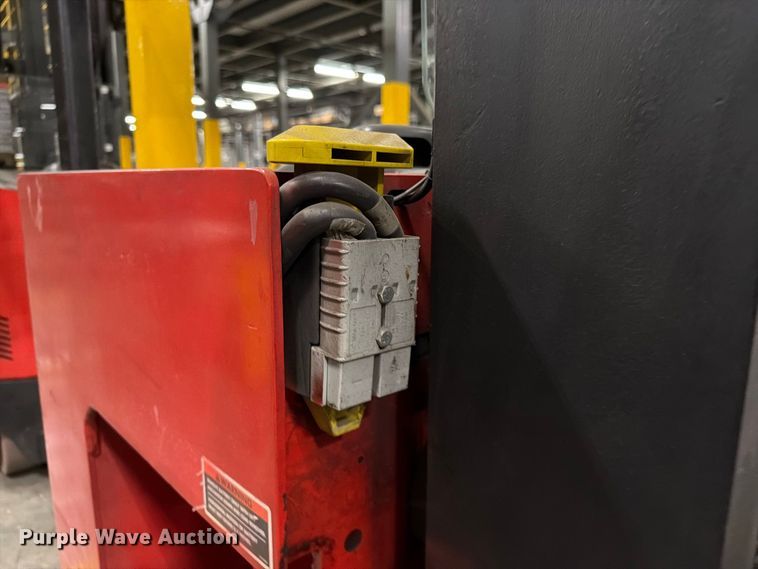 image for item NF9643 1997 Raymond EAS1 reach truck