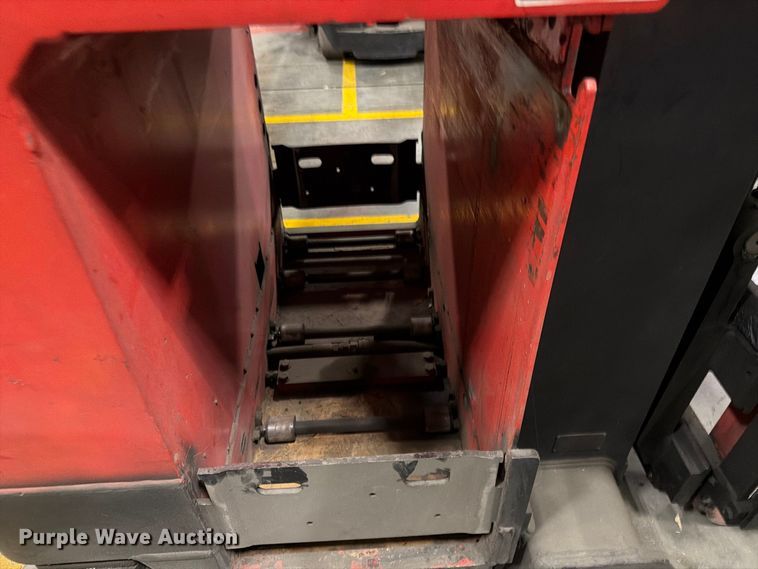 image for item NF9643 1997 Raymond EAS1 reach truck