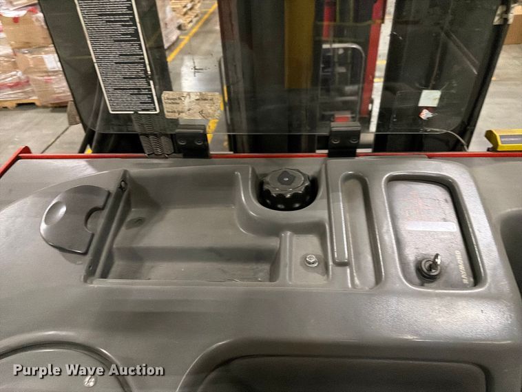 image for item NF9643 1997 Raymond EAS1 reach truck