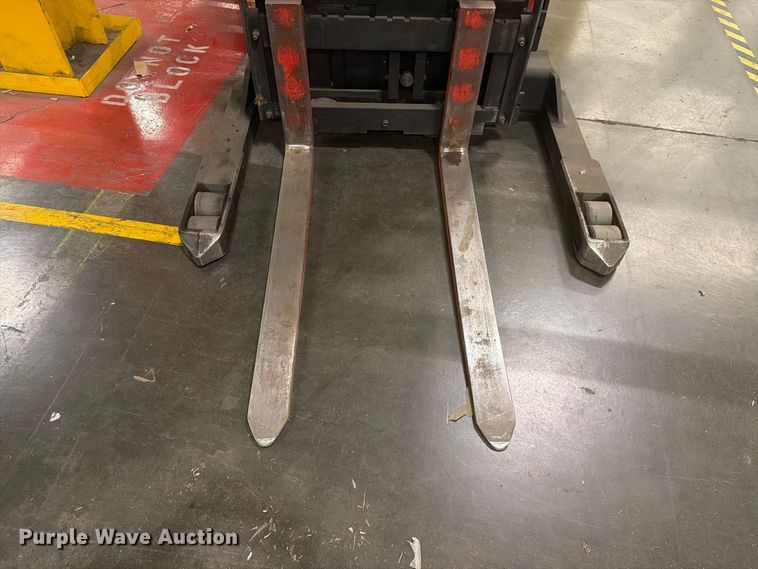 image for item NF9652 1997 Raymond EASI reach truck