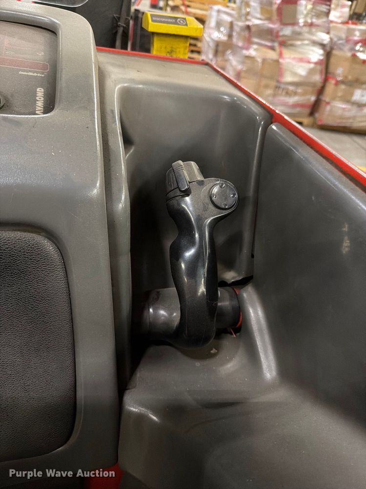 image for item NF9652 1997 Raymond EASI reach truck