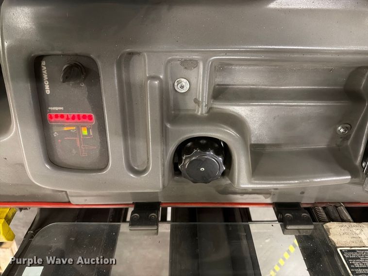 image for item NF9652 1997 Raymond EASI reach truck
