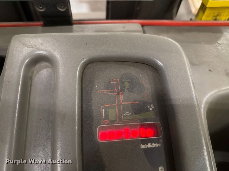 image for item NF9652 1997 Raymond EASI reach truck