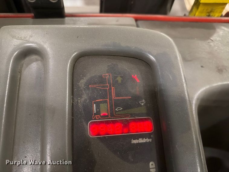 image for item NF9652 1997 Raymond EASI reach truck