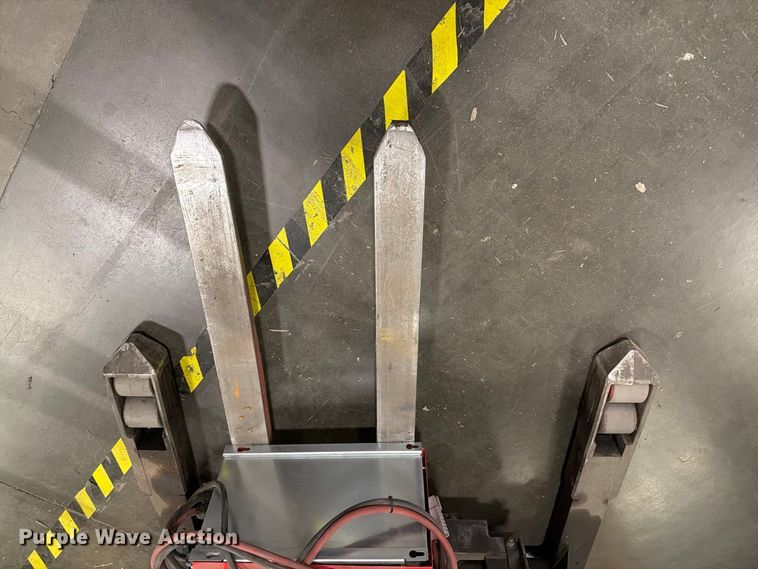 image for item NF9653 1997 Raymond EASI reach truck